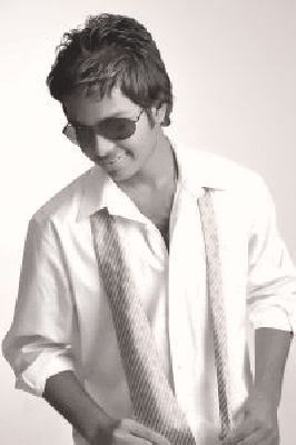 Uśmiechnięty mężczyzna nie wiąże dziś krawatu